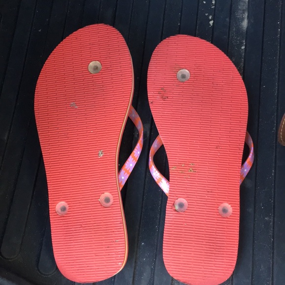 Vera Bradley Flip Flops. Medium. - Picture 2 of 4